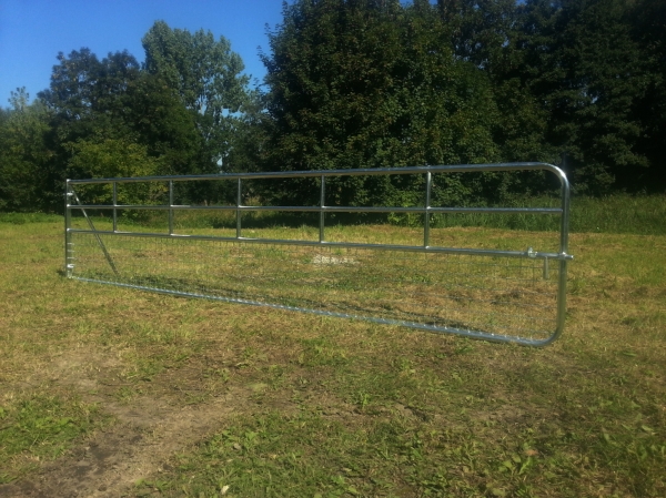 Fixed gate with a net